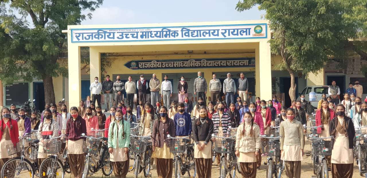लोटियास स्कूल में 37 छात्राओं को दीं साइकिलें