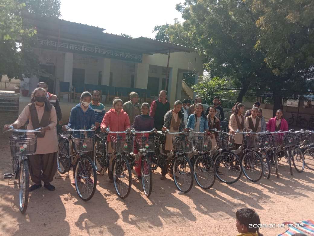 आमा स्कूल में 39 छात्राओं को दी साइकिलें