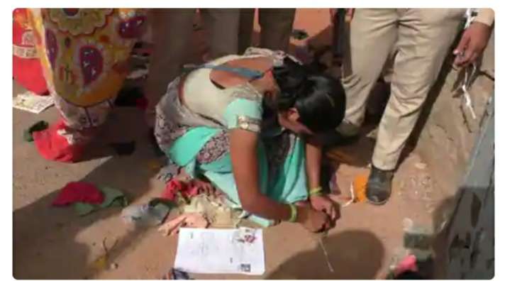 पुलिस भर्ती परीक्षा में विवाहित महिलाओं के पैरों से बिछिया तक उतरवाईं