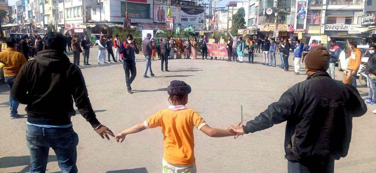 पंजाब में पीएम की सुरक्षा में चूक का विरोध, भाजपा ओबीसी मोर्चा ने मानव श्रंखला बना किया प्रदर्शन