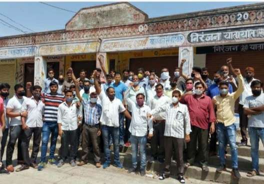 Traffic agents started indefinite strike in protest against the working  style of the department, work in the district transport office stalled |  विभाग की कार्यशैली के विरोध में यातायात एजेंटों ने शुरू