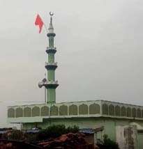 कर्नाटक में मस्जिद पर लगाया भगवा झंडा:एक सप्ताह में धार्मिक सौहार्द बिगाड़ने की दूसरी कोशिश, पहले चर्च पर लगाया था झंडा