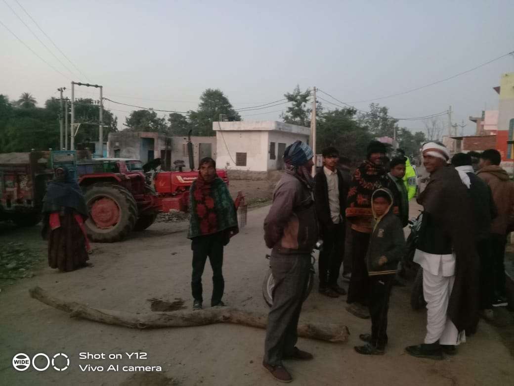 बजरी माफियाओं की दबंगई: बजरी से भरे ट्रैक्टर ने बाइक को टक्कर मारी, युवक बचा, ग्रामीणों ने रोका तो धमकाकर ट्रैक्टर ले गए