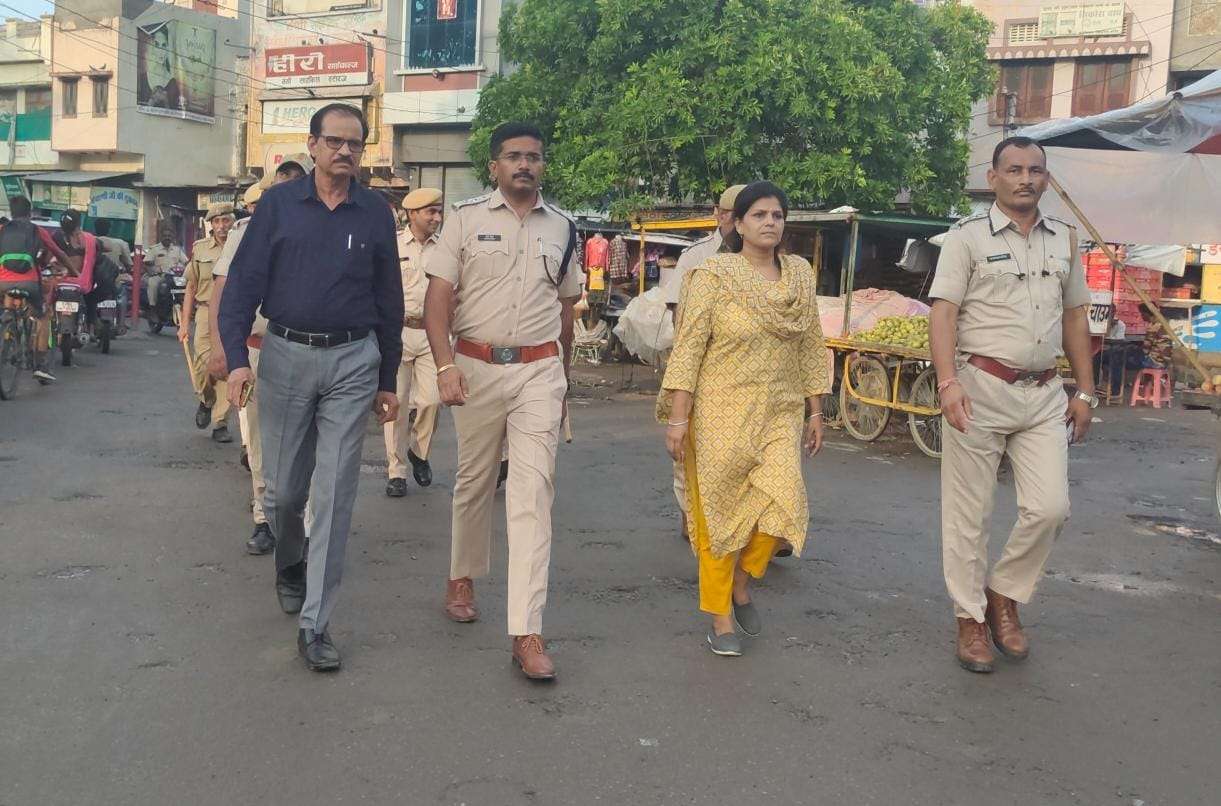शाहपुरा में पुलिस प्रशासन ने निकाला पैदल रूट मार्च