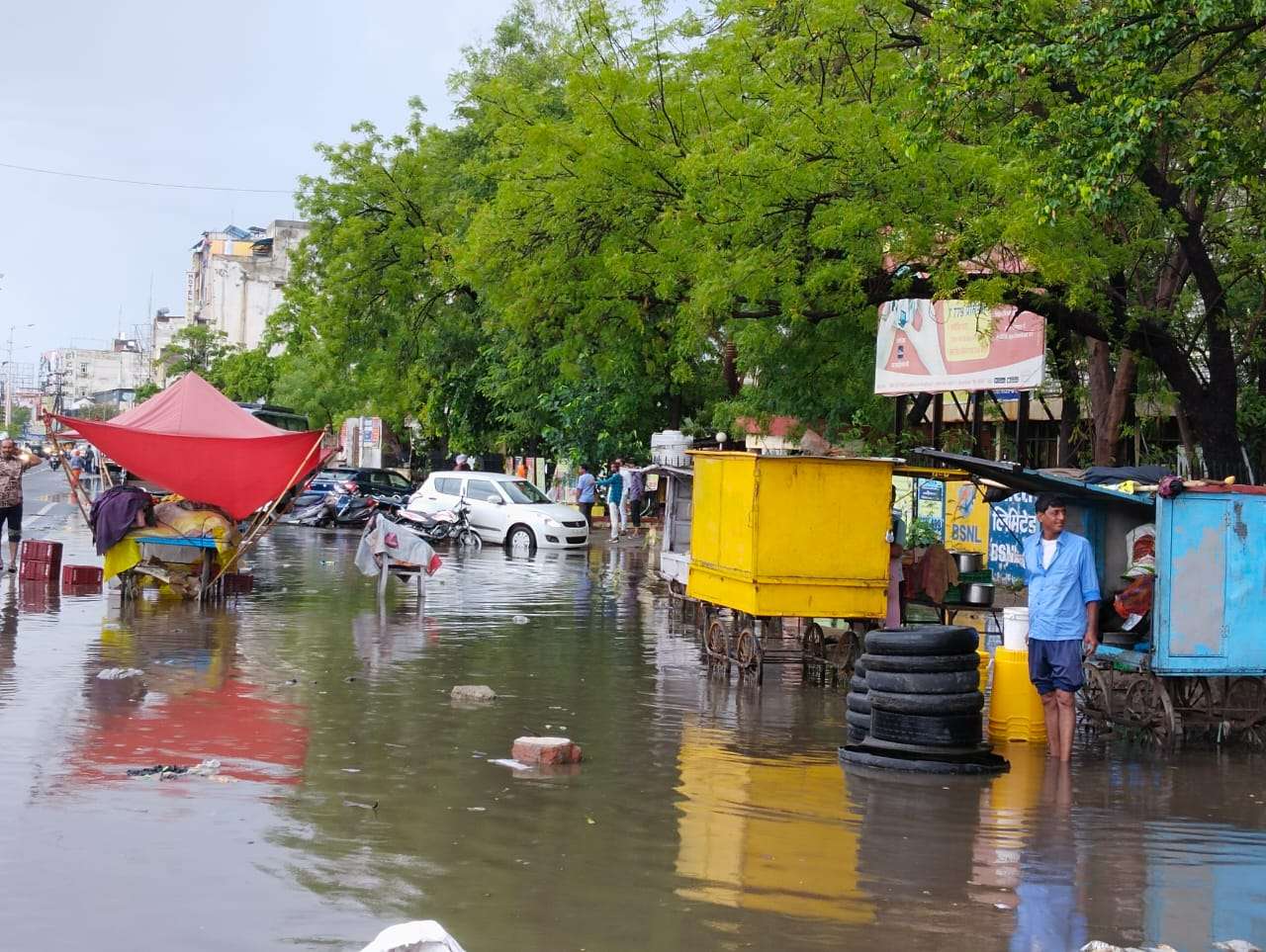 शहर में फिर बरसात, कुछ स्थानों पर फिर भरा पानी