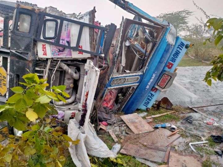 स्लीपर कोच बस और ट्रक की भिड़ंत, रेलवे की परीक्षा देकर लौट रहे युवक की मौत; 6 लोग जख्मी