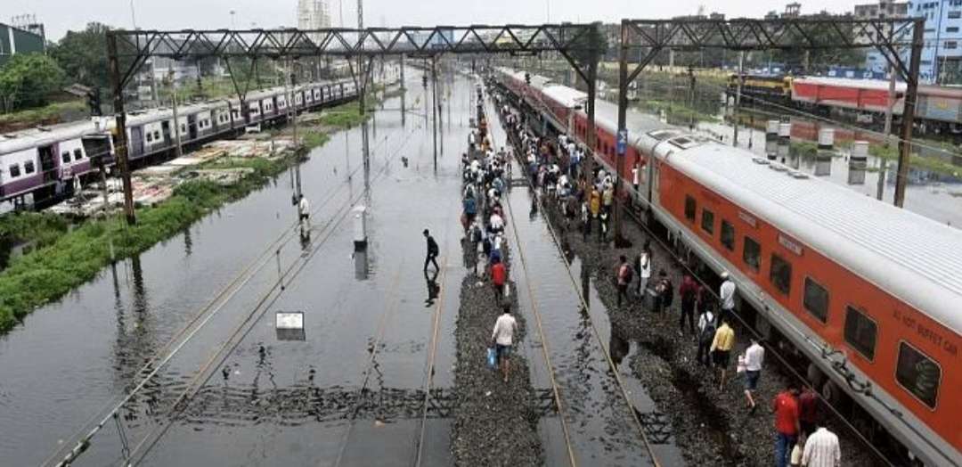 भारी बारिश के कारण कई ट्रेनों का रूट बदला, कुछ आंशिक व पूर्ण रद्द