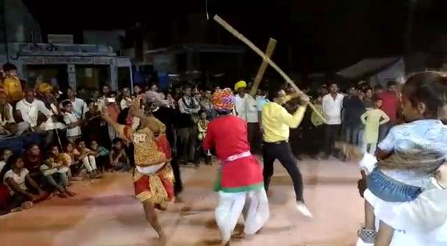  गढ़ के चौक मे पारंपरिक  गेर नृत्य प्रतियोगिता का आयोजन