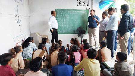 VIDEO कलेक्‍टर बने टीचर, बच्चों से संस्कृत में पूछे सवाल