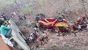 इंदौर से खंडवा जा रही बस गहरी खाई में गिरी, 6 लोगों की मौत