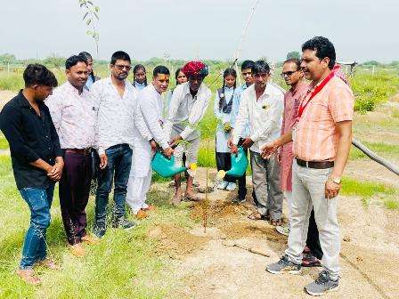 बोरड़ा बावरियान में पौधरोपण : ग्रामीणों को पर्यावरण सरंक्षण के लिए आगे आना होगा- बैरवा 