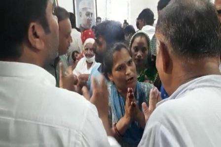 जयपुर में मंत्रियों के सामने कांग्रेस मुख्यालय में बेरोजगारों ने किया हंगामा