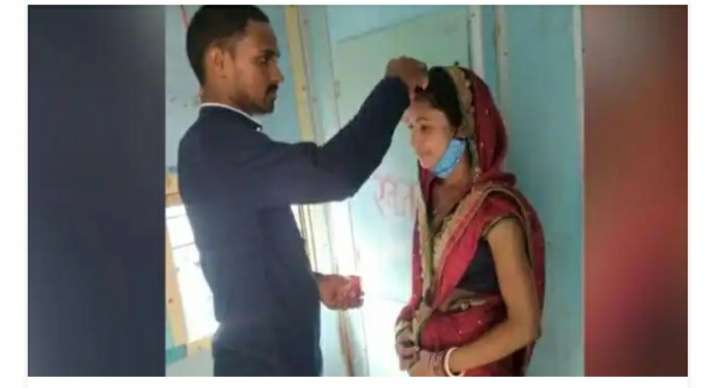 बिहार : चलती ट्रेन में टॉयलेट के सामने शादीशुदा महिला की मांग में प्रेमी ने भरा सिंदूर, फोटो वायरल