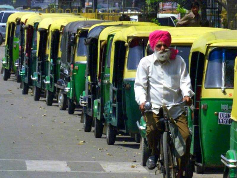 दिल्ली में सरकार देगी गरीबों को मुफ्त राशन, ऑटो-टैक्सी चालकों को 5000 रुपए की आर्थिक सहायता