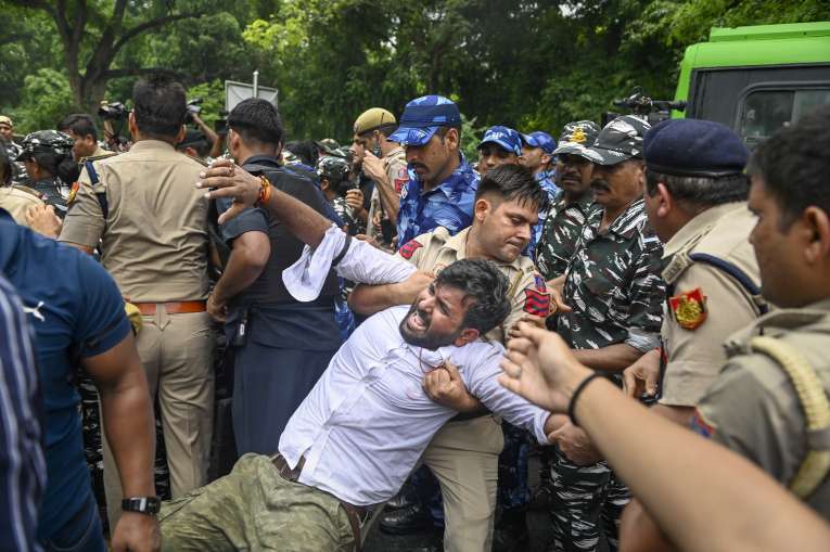 कांग्रेस कार्यकर्ताओं के खिलाफ केस दर्ज, विरोध के दौरान पुलिस को चोट पहुंचाने का लगा आरोप