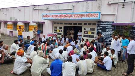 गंगापुर में 70 कांग्रेसियों ने दी गिरफ्तारी, उपखंड कार्यालय पर दिया धरना