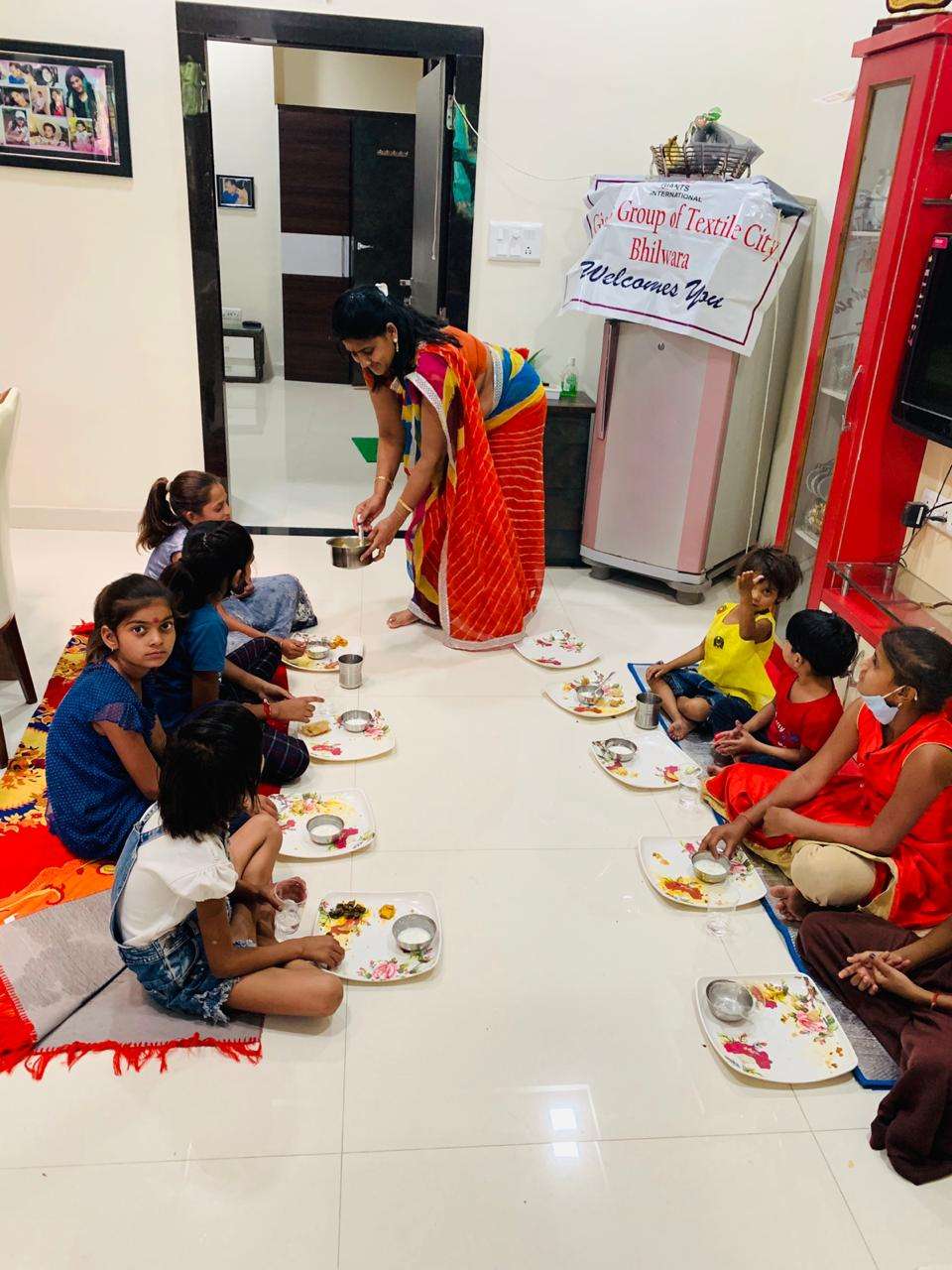 नवरात्रा के उपलक्ष में रामनवमी पर कन्याओं को भोजन कराया 