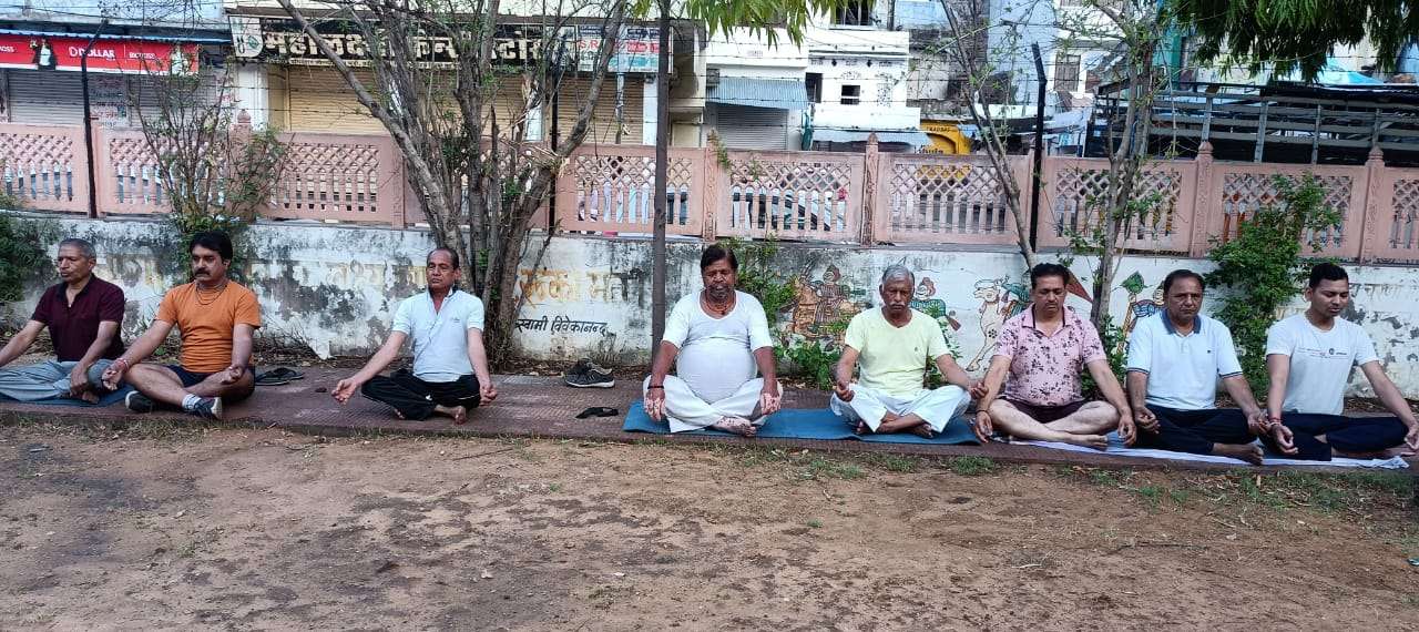 भाजपा ने  योग दिवस पर महाराणा पार्क मे किया योग