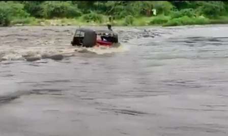सिरोही में नदी में तेज बहाव में बहे ऑटो व बाइक, दोनों के चालकों को सुरक्षित निकाला